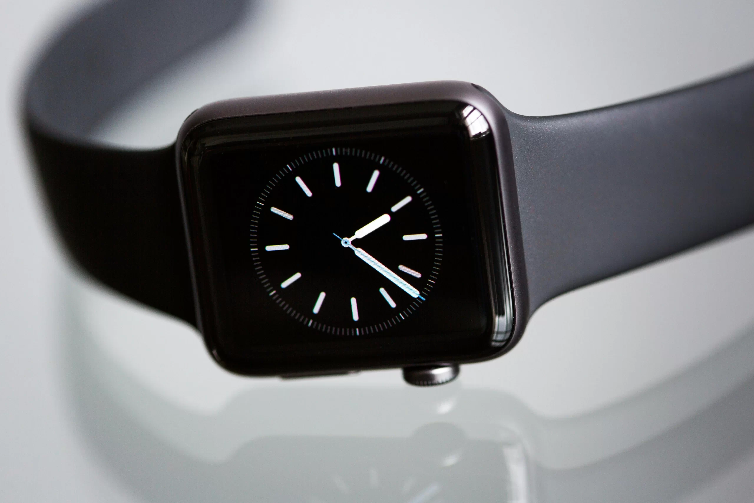 Battery Performance of Edge Computing in Smartwatches: On-Device vs. Edge Offloading